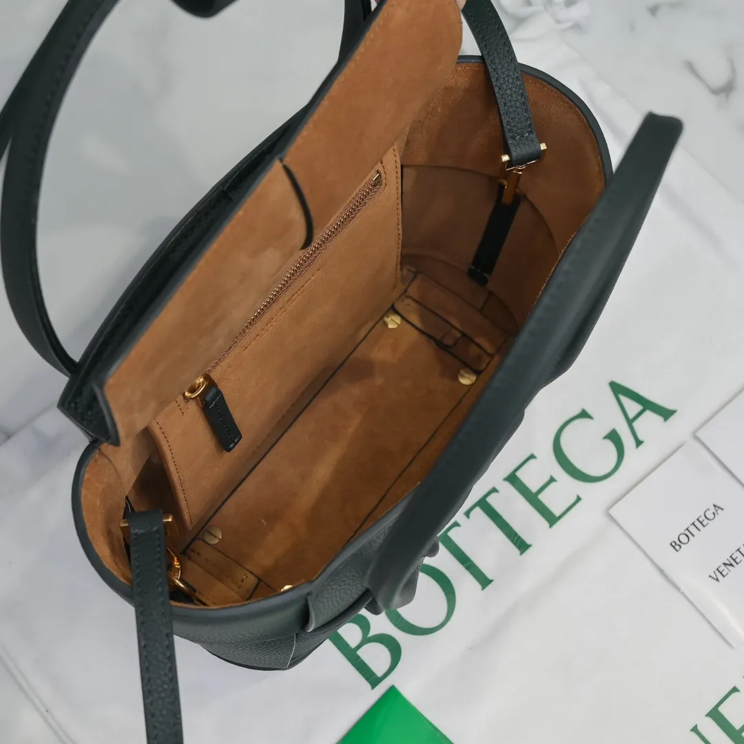 Bottega Veneta Mini Arco original pebbled cowhide has been out of control since the beginning of the cloud bag. It is made of leather block structure and has big ears with emergency buttons. It is super careful and fashionable. The Mini size is more practical. It comes with a shoulder strap and can be worn cross-body on one shoulder. Style number [6693#] Dimensions: Bag opening 29, base 17.5, width 8, height 17 (excluding handle) turquoise green